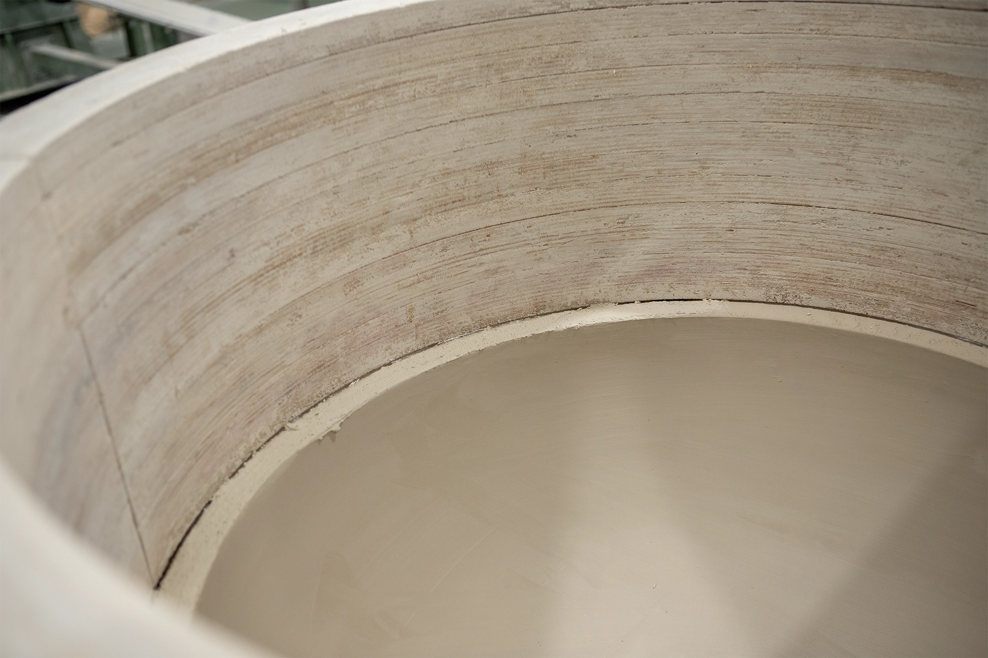 clayver-sostenibilità-gres-materiale-ceramica-vino-botte